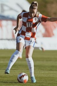 Ella Ljustina · 6